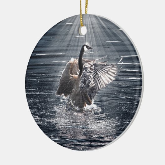 Preening, Flapping Wild Canada Goose Design Keramikornament (Links)