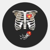 Pregnancy Skeleton Rib Funny Firefighter Bump Shir Runder Aufkleber (Vorderseite)