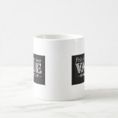 Preis ist, was Sie paginieren - Weiß auf Schwarzem Kaffeetasse (Mittel)