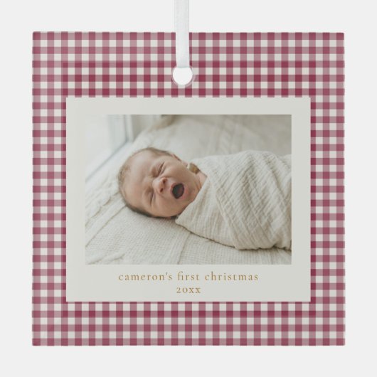 Preiselbeer-Rot Gingham Individueller erster Weihn Ornament Aus Glas (Vorderseite)