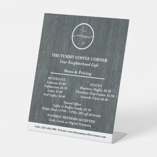 Preisliste für Holzkohle im Hintergrund Sockelschild (Vorderseite)