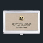 Premium Beige Linen Gold Monogram Visitenkarten Dose<br><div class="desc">Mit diesem hochwertigen beige Leinen Visitenkartengehäuse mit luxuriöser Goldmonografie lassen Sie Ihren Stil und Ihre Eleganz deutlich erkennen. Mit einem gebürsteten Medaillon aus Gold mit Ihrem Namen und Titel in klassischer Blocktypografie, ist dieser Fall eine gute Möglichkeit, Ihre Visitenkarten organisiert und geschützt behalten. Der beige Leinenhintergrund verleiht der Touch Eleganz,...</div>