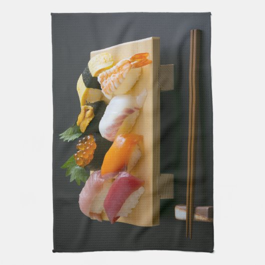Premium Sushi on Traditional Board Geschirrtuch (Vertikal)