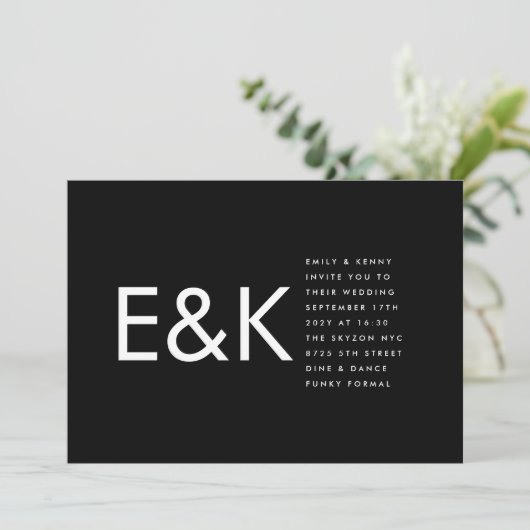 Premium Ultra Bold Big Monogram Minimalistisch Wed Einladung (Stehend Vorderseite)