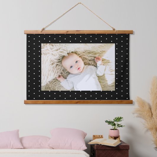 Preppy Black and White Tiny Polka Dots Muster Wandteppich Mit Holzrahmen (Schlafzimmer)