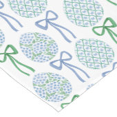Preppy Blue and Green Oaster Bows and Eggs Kurzer Tischläufer (Ecke)