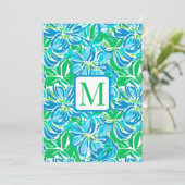 Preppy Blue Flowers Monogram Einladung (Stehend Vorderseite)
