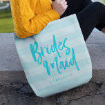 Preppy Blue Stripes Brush Script Bridesmaid Tasche<br><div class="desc">Personalisierte Bridesmaid Tote-Tasche mit dem Wort "Bridesmaid" in trendigem Pinselskript vor einem prächtigen blauen Streifen Hintergrund, der perfekt für Ihre Brautjungfrau ist, um ihre Gegenstände zu tragen. Karo den passenden Make-up-Sack hier https://www.zazzle.com/preppy_blue_stripes_brush_script_bridesmaid_makeup_bag-223509437047049384?rf=238364477188679314 Personalisiere ihn durch Ersetzen des Platzhaltertextes. Für weitere Optionen, wie zum Beispiel den Schriftart zu ändern und seine...</div>