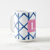 Preppy Blue Trellis Bamboo Muster Monogram Kaffeetasse (Vorderseite Links)