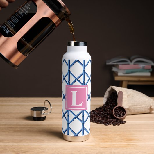 Preppy Blue Trellis Bamboo Muster Monogram Trinkflasche (Kaffee)
