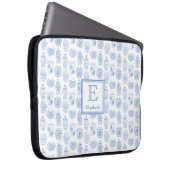 Preppy Blue und White Ginger Jar Print Monogram Laptopschutzhülle (Vorne Rechts)