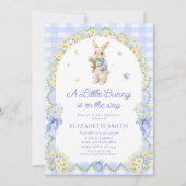 Preppy Bunny Floral Rabbit Gingham Boy Baby Shower Einladung (Vorderseite)
