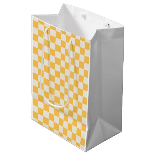 Preppy Checkerboard Yellow White Mod Retro Mittlere Geschenktüte (Vorderseite Schrägansicht)