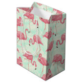 Preppy Chic Elegant rosa Flamingo Muster Mittlere Geschenktüte (Rückseite Schrägansicht)
