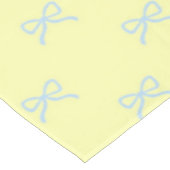 Preppy Chic Yellow & Blue Bow Pattern Spring  Tischdecke (Schrägansicht)