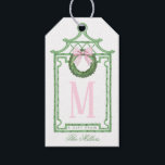 Preppy Chinoiserie Christmas Pagoda Monogram Geschenkanhänger<br><div class="desc">Dieses Weihnachtsschild hat ein Preppy Chinoiserie Design mit einem grünen Bambusrahmen mit einem Weihnachtskranz mit einem rosa Bogen. Der untere Teil hat grünen Text,  der sagt "Ein Geschenk von" Sie können personalisieren mit einem Namen und Ihre erste. Der Rücken hat ein koordinierendes Muster.</div>