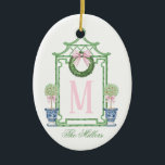 Preppy Chinoiserie Christmas Pagoda Monogram Keramik Ornament<br><div class="desc">Dieses Weihnachtsschmuck hat ein Preppy Chinoiserie Design mit einem grünen Bambusrahmen mit einem Weihnachtskranz mit einem rosa Bogen und zwei Topiaries in Chinoiserie Töpfen. Sie können mit einem Namen und Ihrem Initial personalisieren.</div>