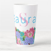 Preppy Chinoiserie mit Monogrammname Milchtasse (Vorderseite)