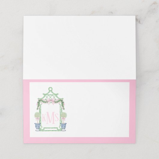 Preppy Chinoiserie Pagoda Monogramm Platzkarte (Außenseite Aufgefaltet)