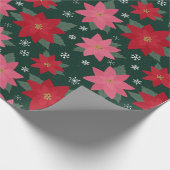 Preppy Christmas Poinsettias & Snowflakes on Green Geschenkpapier (Ecke)