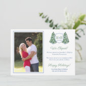 Preppy Christmas Tree Monogram Holidays Elopement Ankündigung (Stehend Vorderseite)