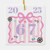 Preppy Coquette 6–7 Pink Stripe Bow Trend Year Keramikornament (Vorderseite)