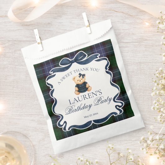 Preppy Coquette Bow Bear Plaid Birthday Dessert Geschenktütchen (Ausgeschnitten)