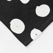 Preppy Dots Moderne Schwarz-weiße Druckpunkte Fleecedecke (Ecke)