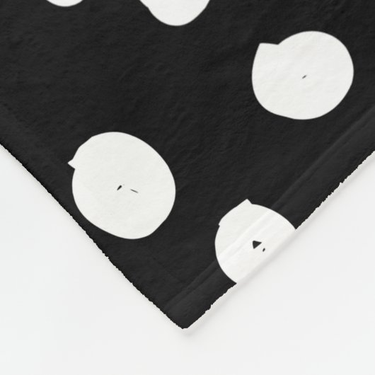 Preppy Dots Moderne Schwarz-weiße Druckpunkte Fleecedecke (Ecke)