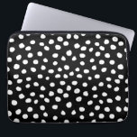 Preppy Dots Moderne Schwarz-weiße Druckpunkte Laptopschutzhülle<br><div class="desc">Animal Print - Schwarz-Weiß-Dalmatiner-Punkte.</div>