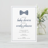 Preppy Gingham Bow Krawatte Baby Boy Shower Einlad Einladung (Stehend Vorderseite)
