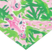 Preppy Giraffen Pink Green Tropical Tischdecke (Schrägansicht)