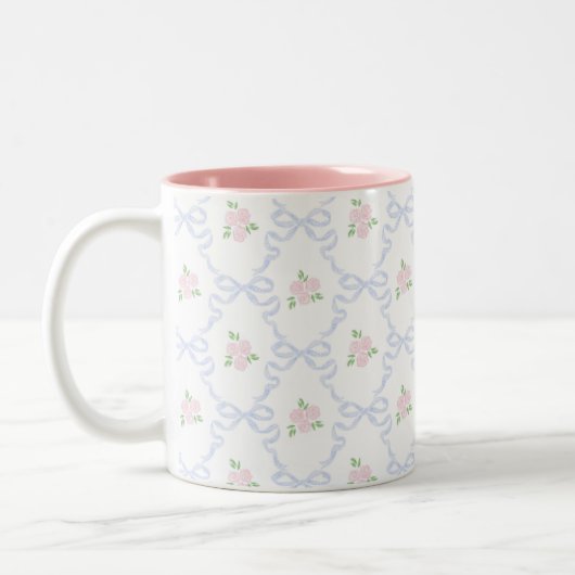 Preppy Grandmillennial Coquette Preppy Floral Zweifarbige Tasse (Links)