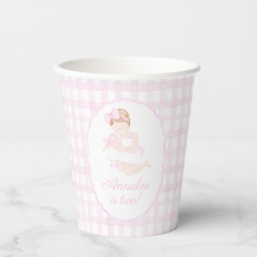 Preppy Grandmillennial Dolly and Me Pink Gingham Pappbecher (Vorderseite)