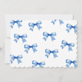 Preppy Grandmillennial Preppy Floral Blue Bows Einladung (Rückseite)