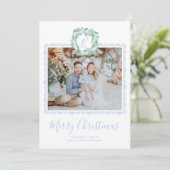 Preppy Grandmillennial Wreath Monogram Feiertagskarte (Stehend Vorderseite)