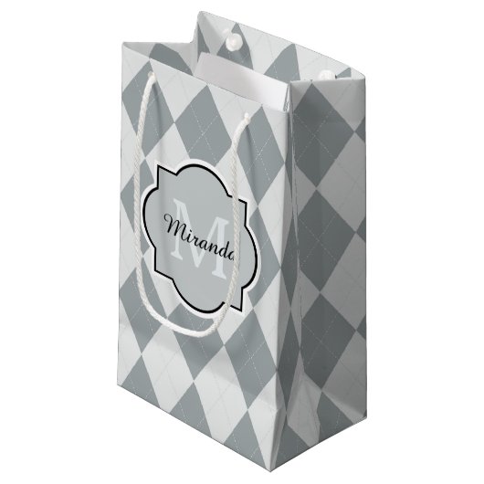 Preppy Gray Raute Girly Monogram und Name Kleine Geschenktüte (Vorderseite Schrägansicht)