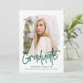 Preppy Green Script Foto Graduation Party Einladung (Stehend Vorderseite)