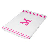 Preppy Hot Pink Elegant Minimal Border Initial Badematte (Schrägansicht)