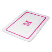 Preppy Hot Pink Elegant Minimal Gerahmt Initial Badematte (Schrägansicht)