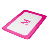 Preppy Hot Pink Elegant Minimal Gerahmt Initial Badematte (Schrägansicht)