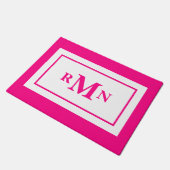 Preppy Hot Pink Elegant Minimal Modernes Mit Monog Fußmatte (Schrägansicht)