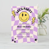 Preppy Lila Y2K Retro Lächeln Geburtstag Einladung (Stehend Vorderseite)
