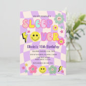 Preppy Lila Y2K Schlafen über glückliches Gesicht Einladung (Stehend Vorderseite)