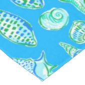 Preppy-Muscheln an der blauen Küste Tischdecke (Schrägansicht)