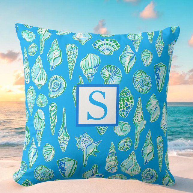 Preppy-Muscheln auf Blue Monogram Seaside Kissen (Von Creator hochgeladen)