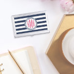 Preppy Nautical Navy & White Strip Pink Monogram Visitenkarten Dose<br><div class="desc">Dieser schicke Visitenkartenhalter mit breiten nautischen Streifen in Marineblau und Weiß,  einem kreisförmigen Seil-Abzeichen und einem dreiteiligen Monogramm in heiß magentafarbenem Rosa. Eine wunderschöne Farbkombination aus Rosa und Marine und der perfekte Weg,  um Ihrem Bürozubehör etwas nautischen Stil hinzuzufügen!</div>