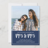 Preppy Navy Blue Mrs. Brush Script Wedding Einladung (Vorderseite)