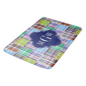 Preppy Patchwork Madras Navy Quatrefoil Monogram Badematte (Schrägansicht)