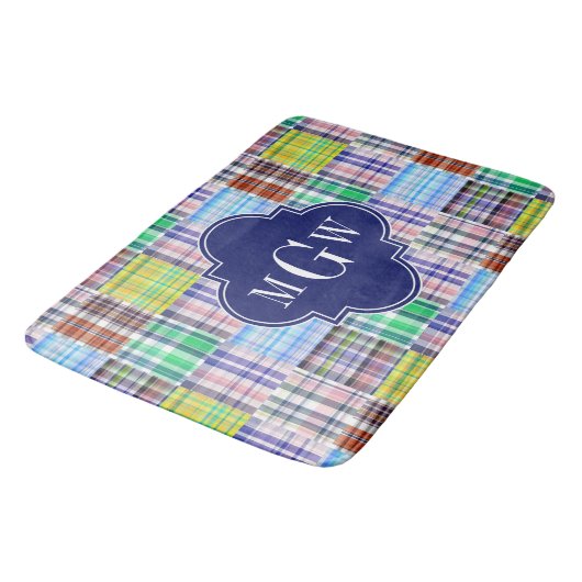 Preppy Patchwork Madras Navy Quatrefoil Monogram Badematte (Schrägansicht)